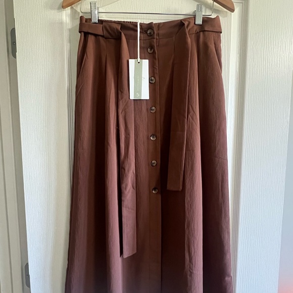 Grace & Mila Dresses & Skirts - Lg Midi Skirt with belt and button front